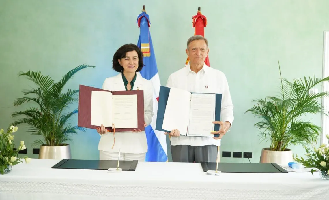 RD-y-Espana-representantes-firman-acuerdo-de-cooperacion-1140x694