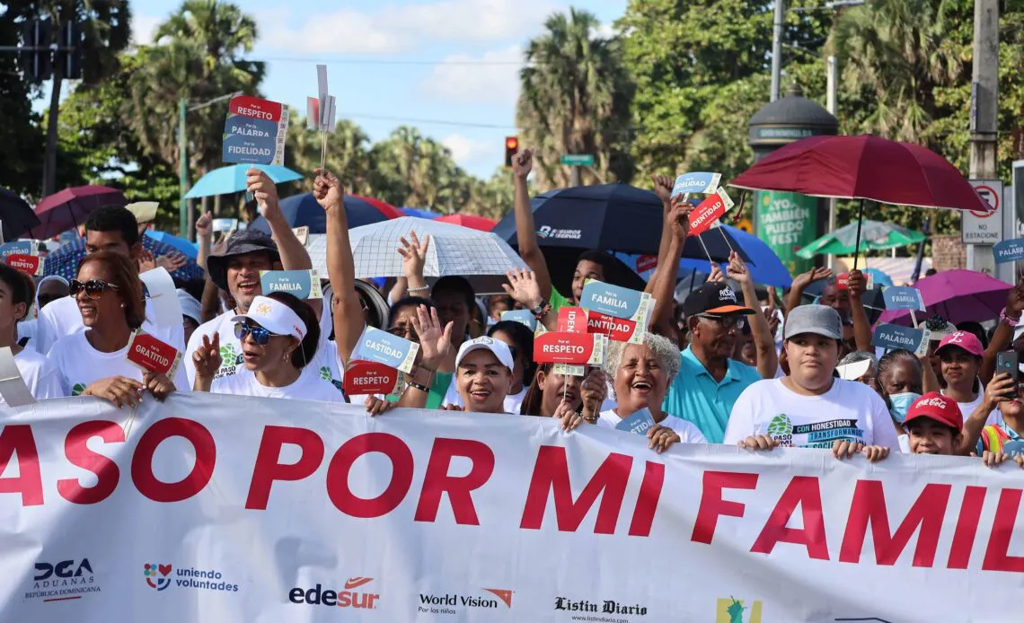 catolicos-participan-de-la-marcha-un-paso-por-mi-familia-1140x694