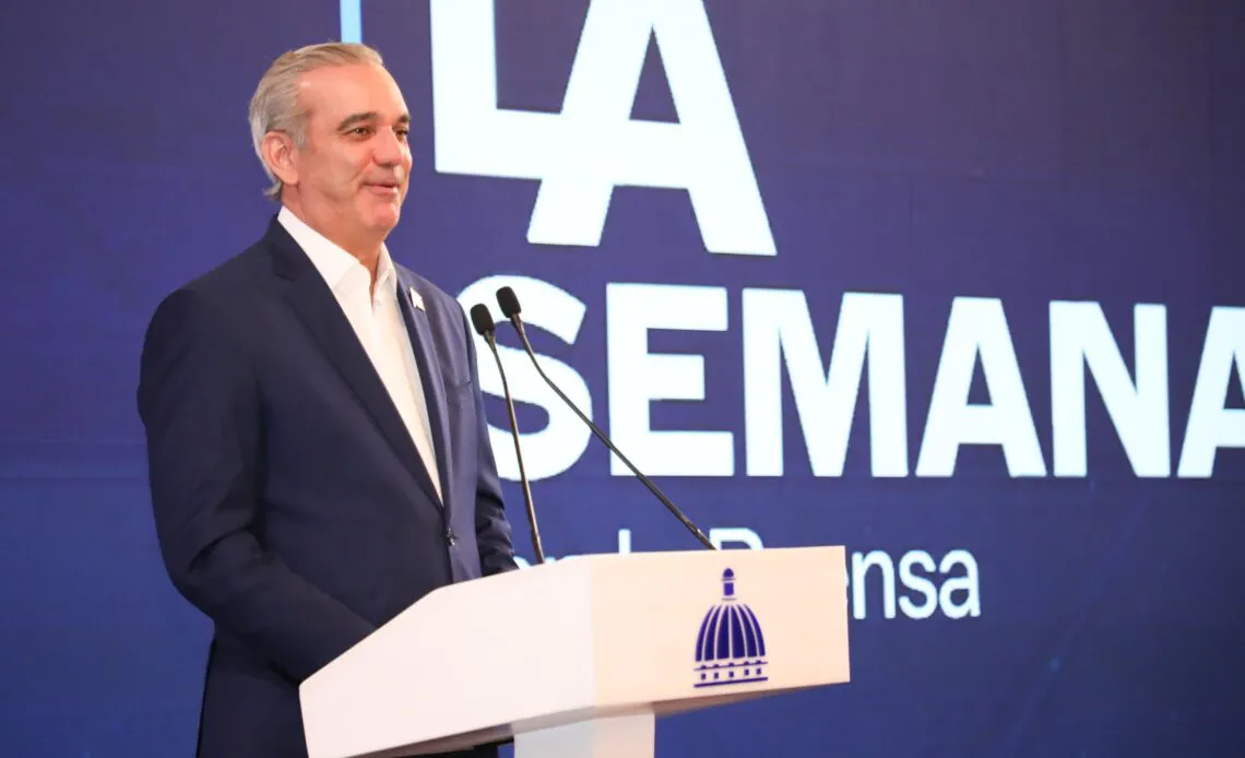 Abinader-bromea-con-Ivan-Ruiz-en-LA-Semanal-1140x694