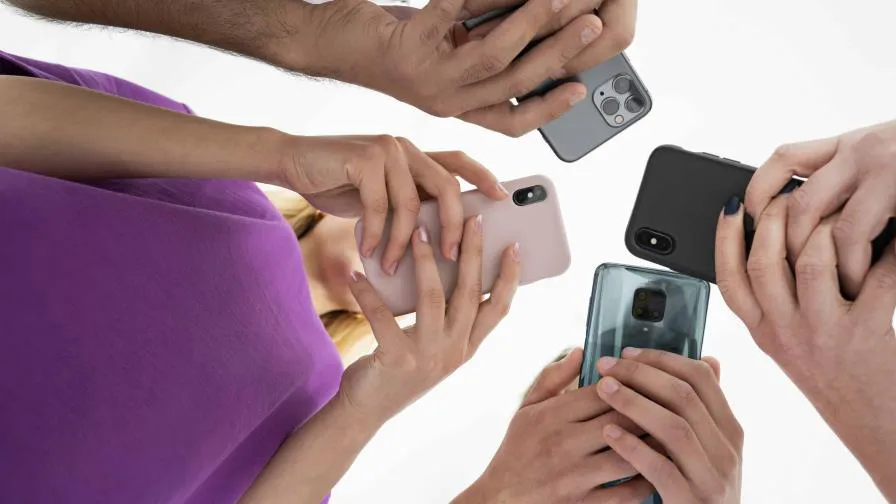 people-connected-social-media-323061c7-focus-0-0-896-504