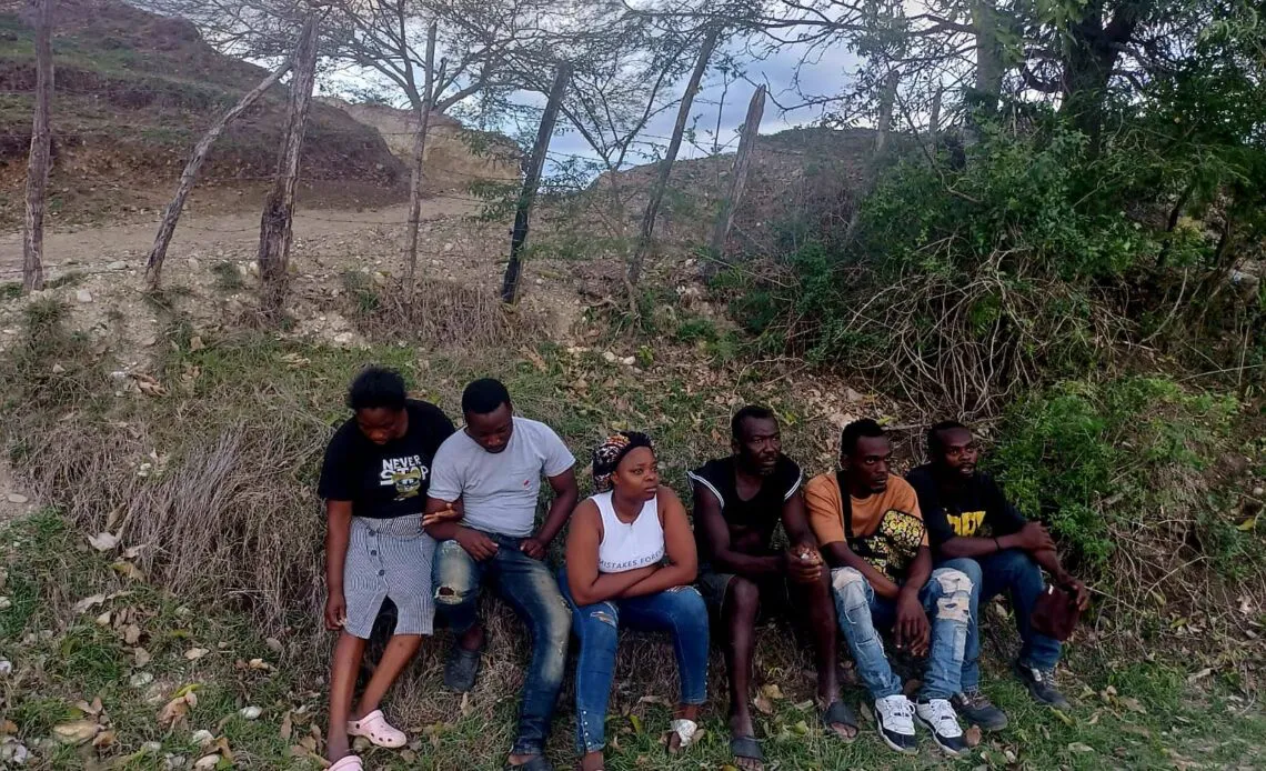 haitianos-indocumentados-agarrados-1140x694