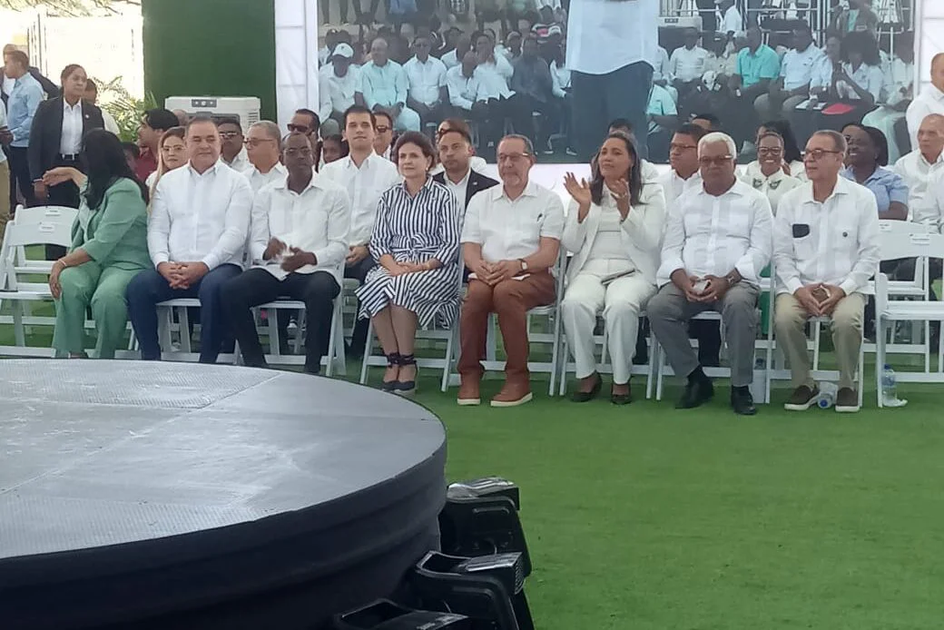 450-familias-reciben-titulos-de-propiedad-en-acto-encabezado-por-Raquel-Pena-1040x694