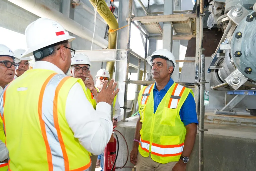 Ministro-Joel-Santos-escuchando-los-detalles-sobre-la-turbina-de-la-central-electrica-de-Manzanillo