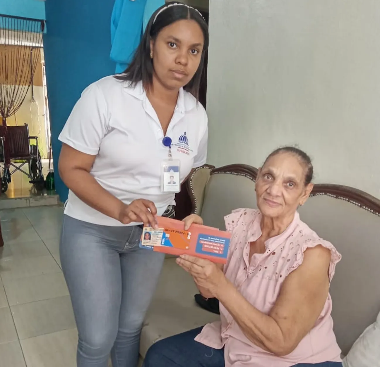 Bajo la metodología de casa por casa, Supérate entregó tarjeta de bono de 1,500 pesos a personas envejecientes