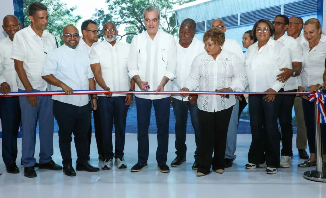 Abinader-y-autoridades-en-inauguracion-de-polideportivo-en-Villa-Mella-1140x694