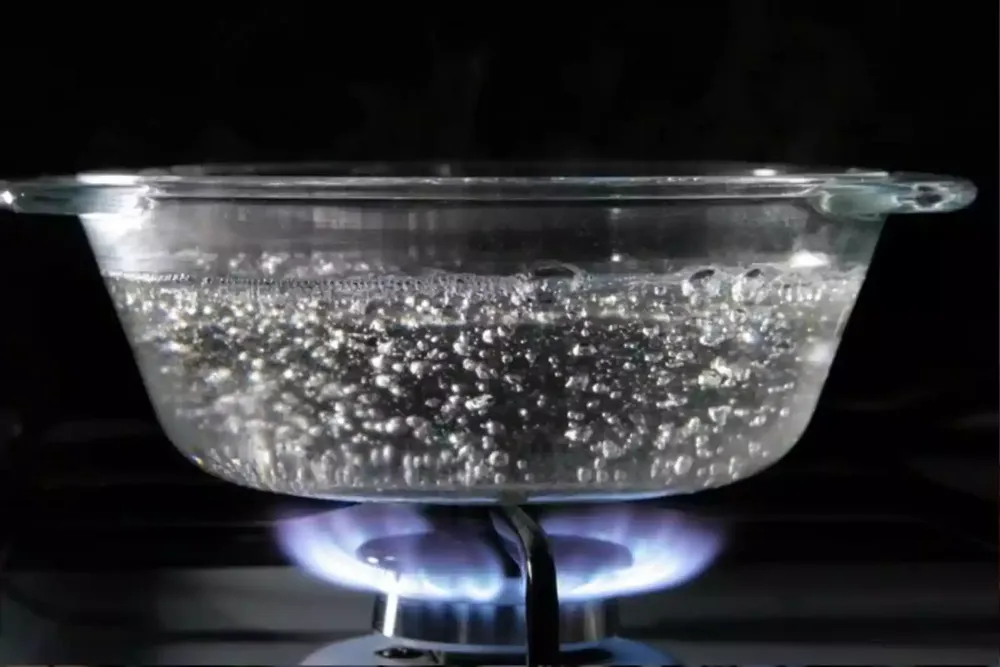 foto-de-un-recipiente-con-agua-en-estado-de-ebullicion-sobre-una-cocina-de-gas-64479ef87f380