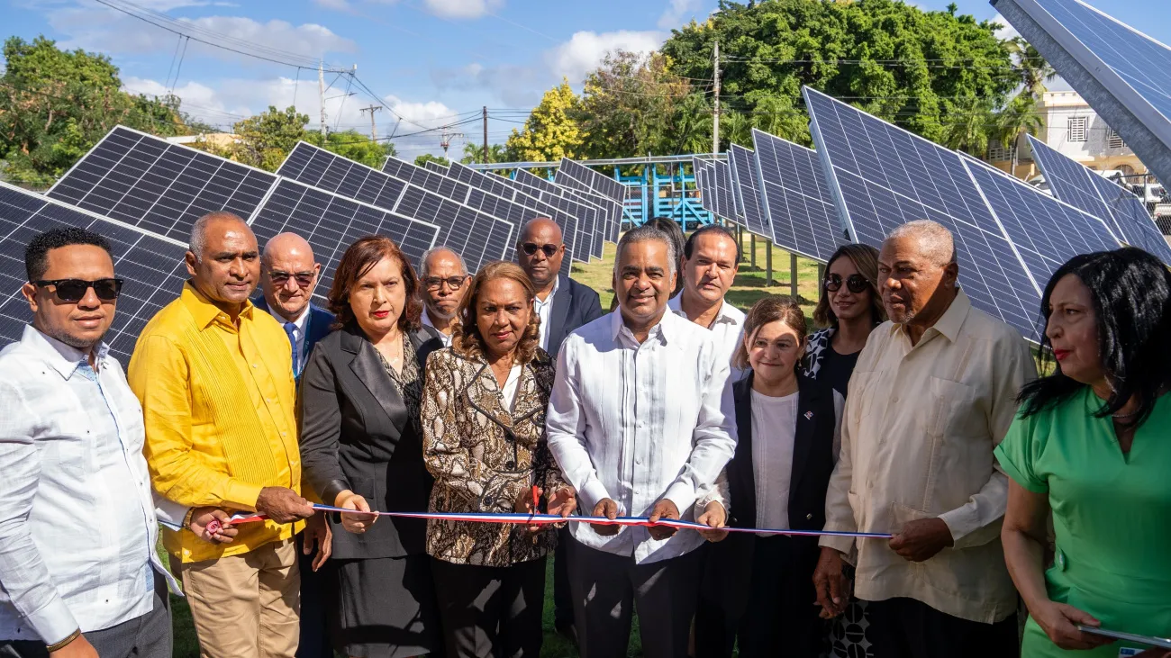 Momento de la inauguración del primer alumbrado público inteligente en Paya