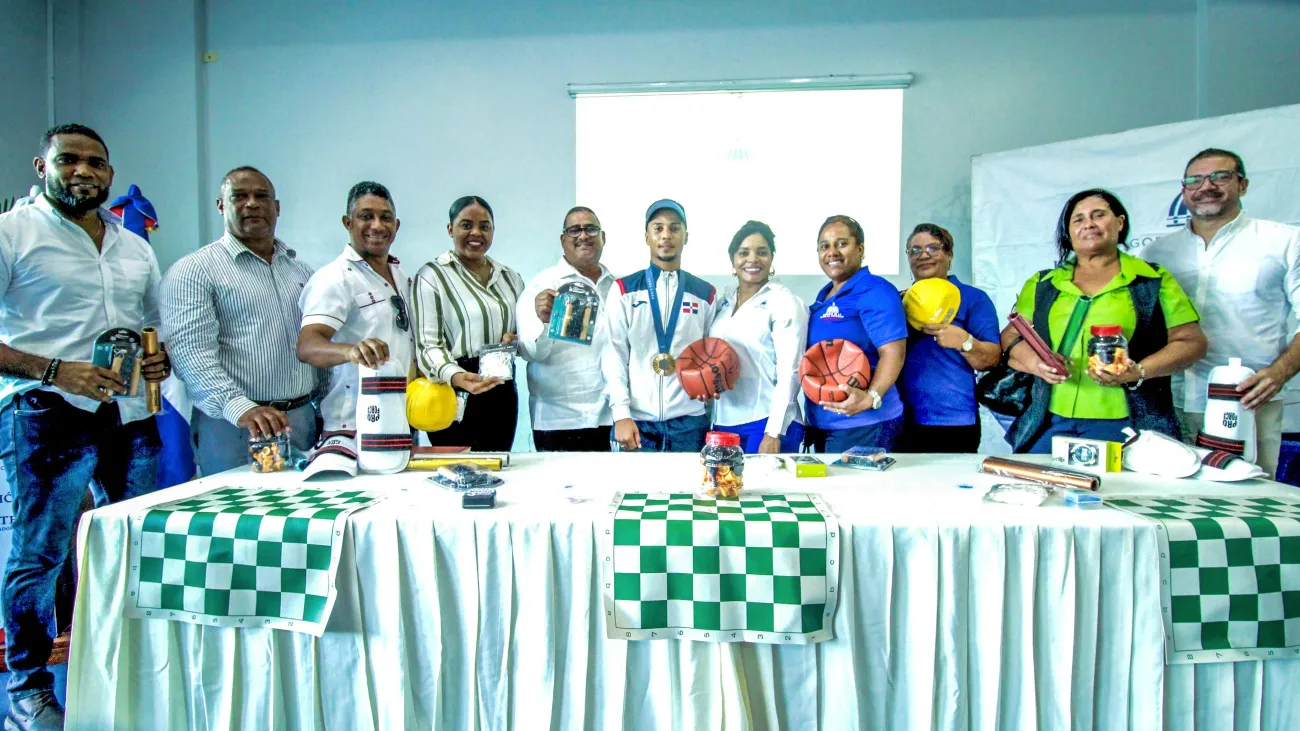PIE DE FOTO HIGUEY 1 FRANKLIN DUVAL JUNTO AL MEDALLISTA OLÌMPICO JUNIOR ALCÁNTARA Y TÈCNICOS DEL INEFI....