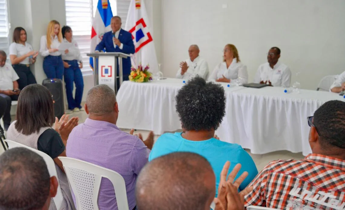 Gobierno-inicia-trabajos-de-titulacion-en-San-Cristobal-con-mas-de-1700-certificados-proyectados-1140x694