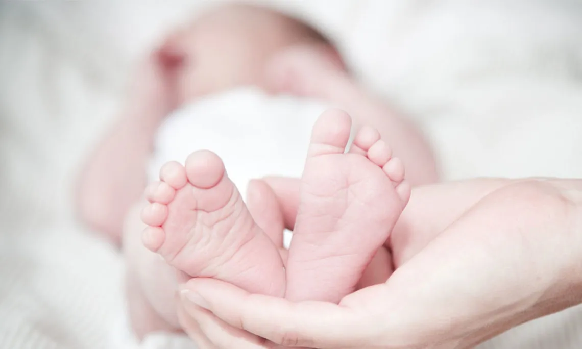baby-baby-feet-bed-1140x684