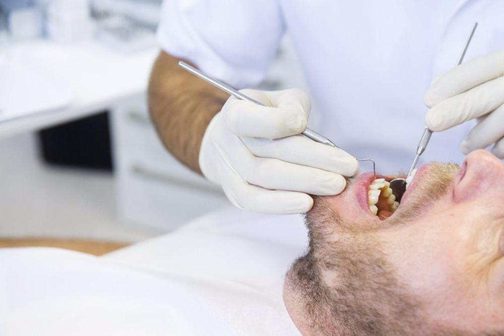 un-dentista-trabajando-ep
