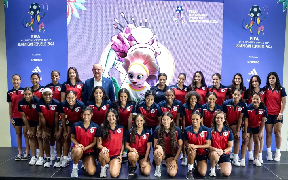 La-seleccion-dominicana-de-futbol-femenino-sub-17-junto-a-Tani-la-mascota-del-evento