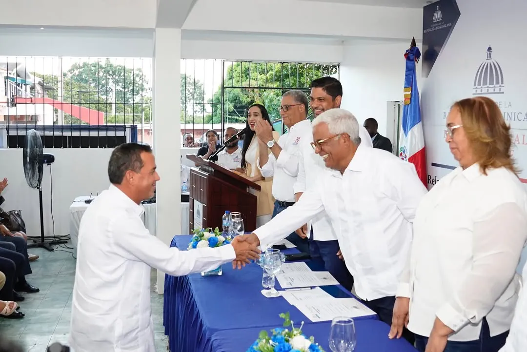 🏡 ¡Seguridad y Esperanza para 2,650 Familias de Haina!Por disposición del presidente Luis Abina (4)