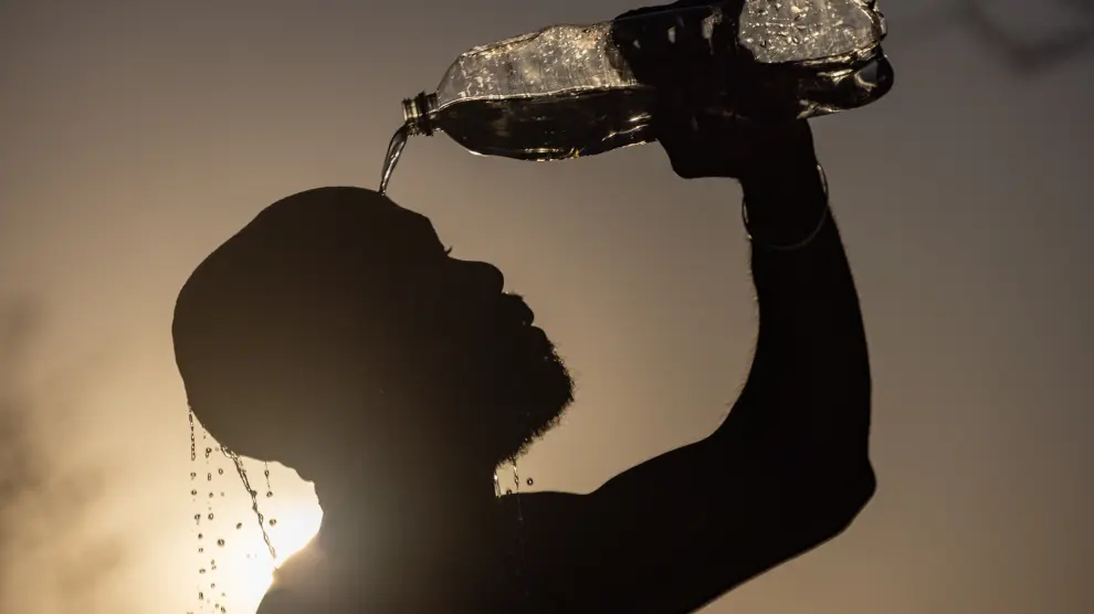 un-hombre-refrescandose