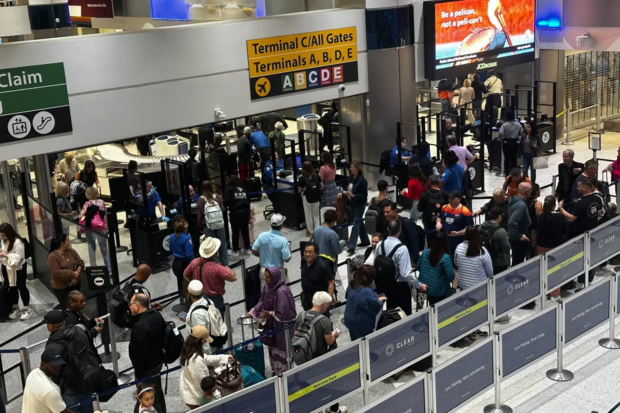 Personas-hacen-fila-en-el-area-de-seguridad-del-aeropuerto-internacional-George-Bush-2