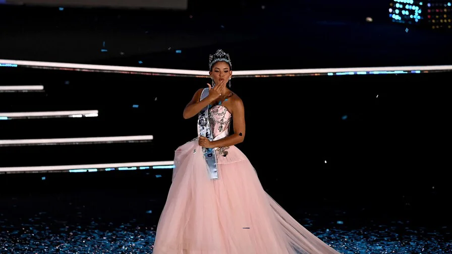 joheirry-mola-la-dominicana-coronada-como-la-mas-bella-del-mundo-9b2ca5a7-focus-0.04-0.44-896-504jpg