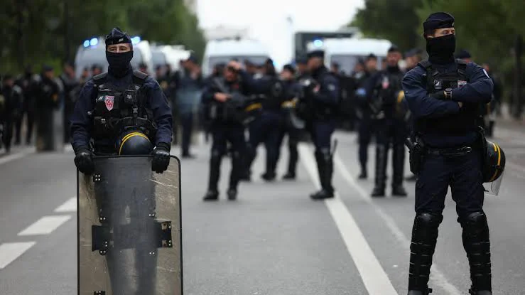 admin-1792772723337-70-mil-policias