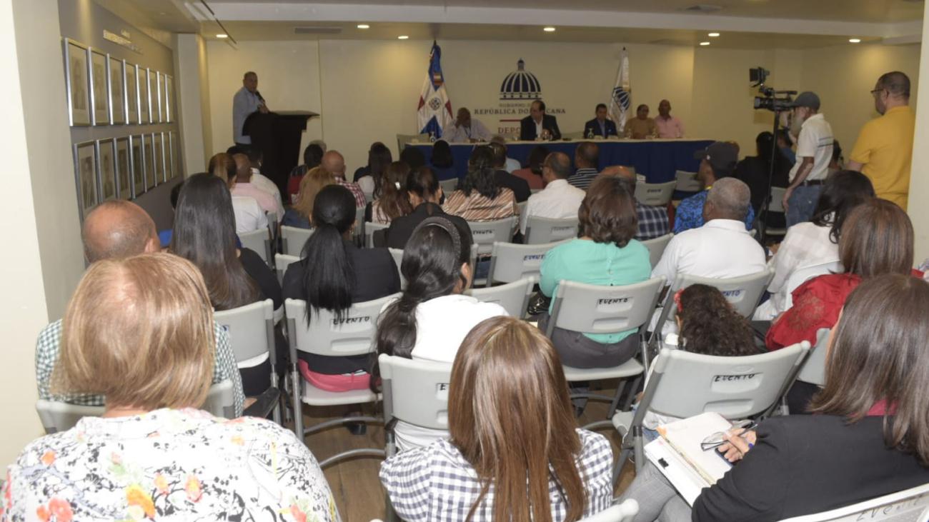 Garibaldy Bautista habla a los presentes