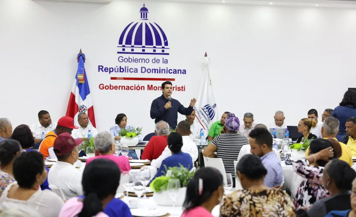 Arnaud-con-comunitarios-1140x694
