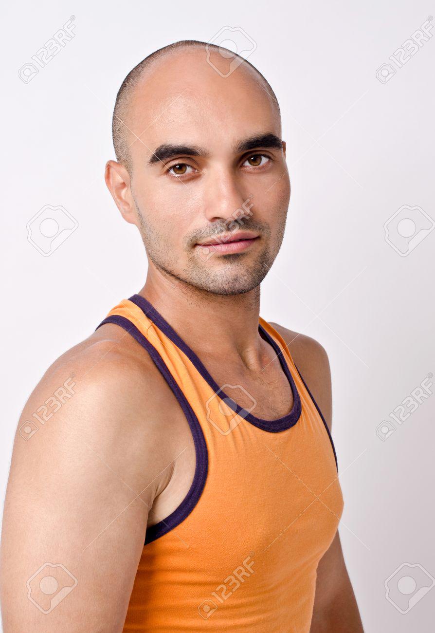 39141081-retrato-de-un-hombre-perfil-de-un-hombre-calvo-guapo-montar-hombre-atlético-en-naranja-sin-mangas