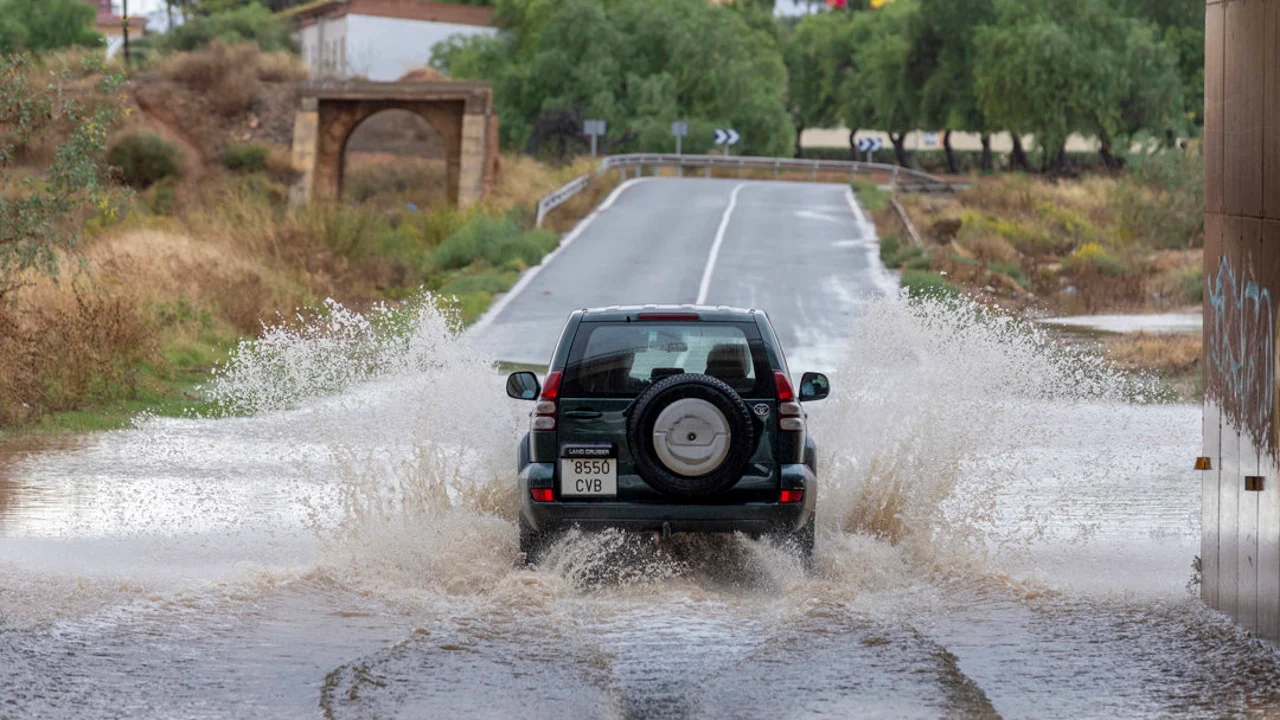 coche-circula-camino-sifon-cartagena-antes-ser-cortado-trafico-debido-intensas-lluvias-que-estan-registrando-comarca-cartagena-este-viernes_69