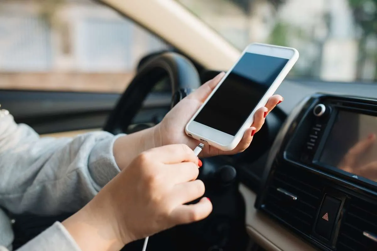 por-que-es-malo-cargar-el-celular-en-el-carro-segun-estudio