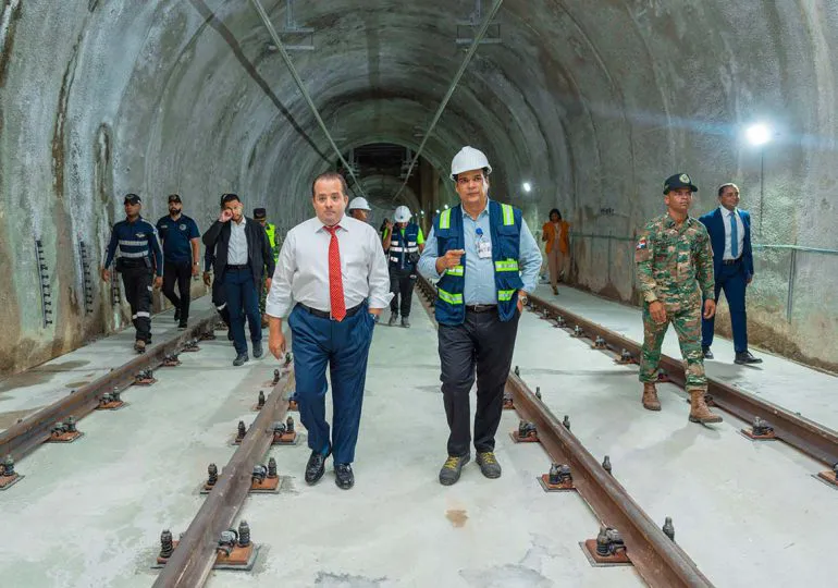 Ministro-Jose-Ignacio-Paliza-supervisa-pruebas-dinamicas-en-la-Linea-2C-del-Metro-de-Santo-Domingo-3-770x540