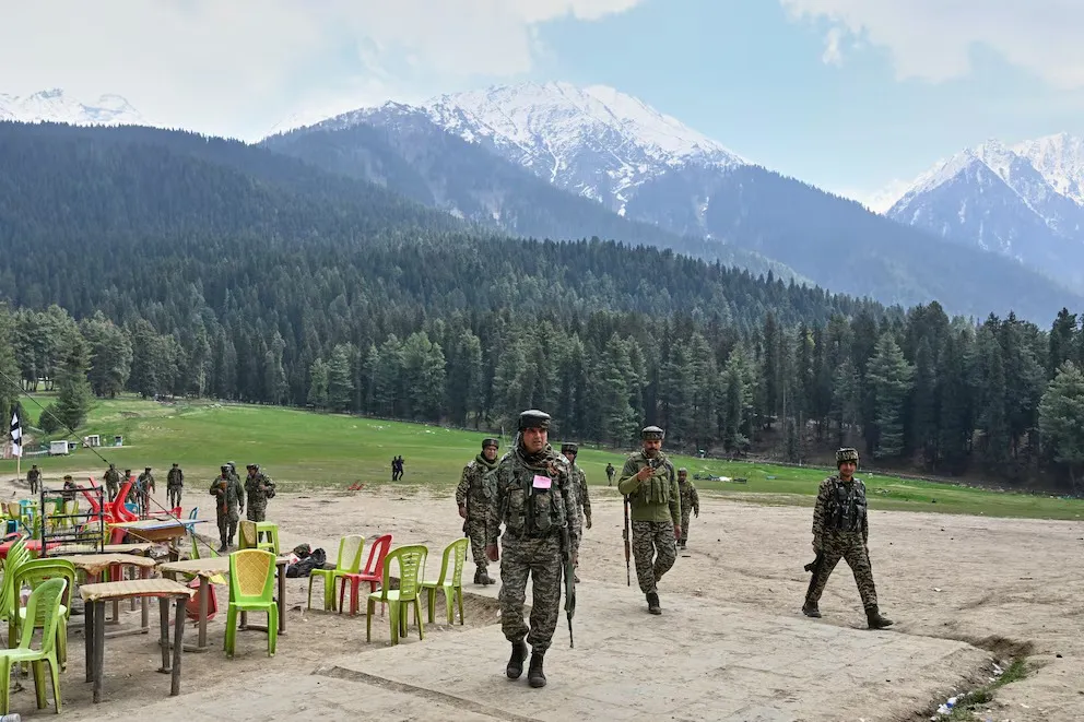 Agentes-de-seguridad-de-India-inspeccionan-el-lugar-donde-insurgentes-abrieron-fuego-contra-turistas-en-la-vispera-en-Pahalgam-en-la-Cachemira-controlada-por-India-el-23-de-abril-de-2025