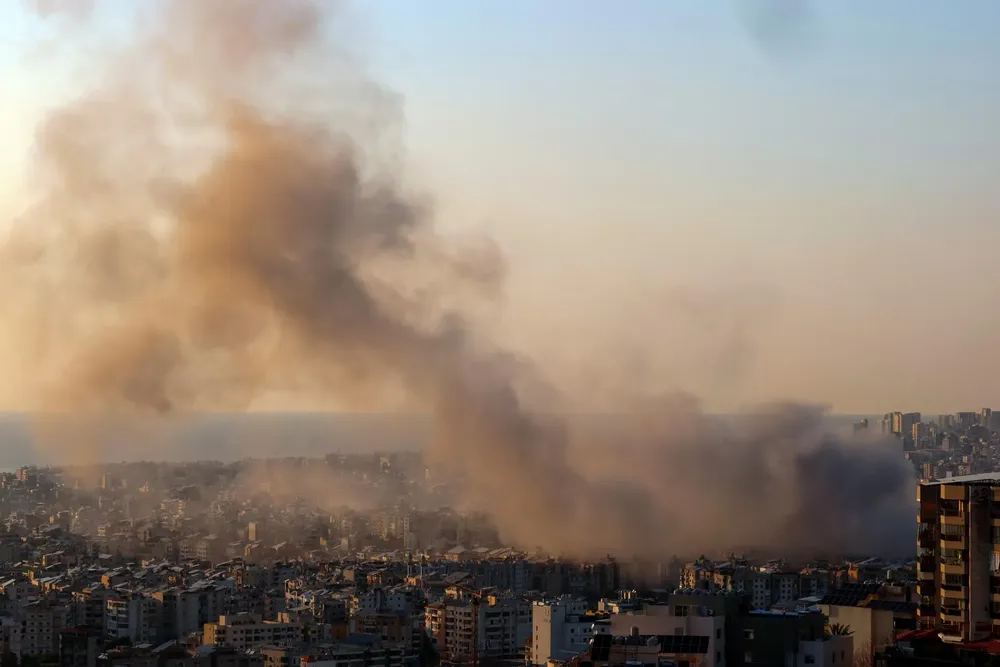 columnas-de-humo-se-elevan-tras-un-ataque-aereo-israeli