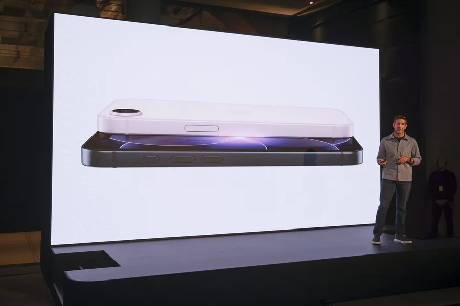 Apple-iPhone-MacBook-3