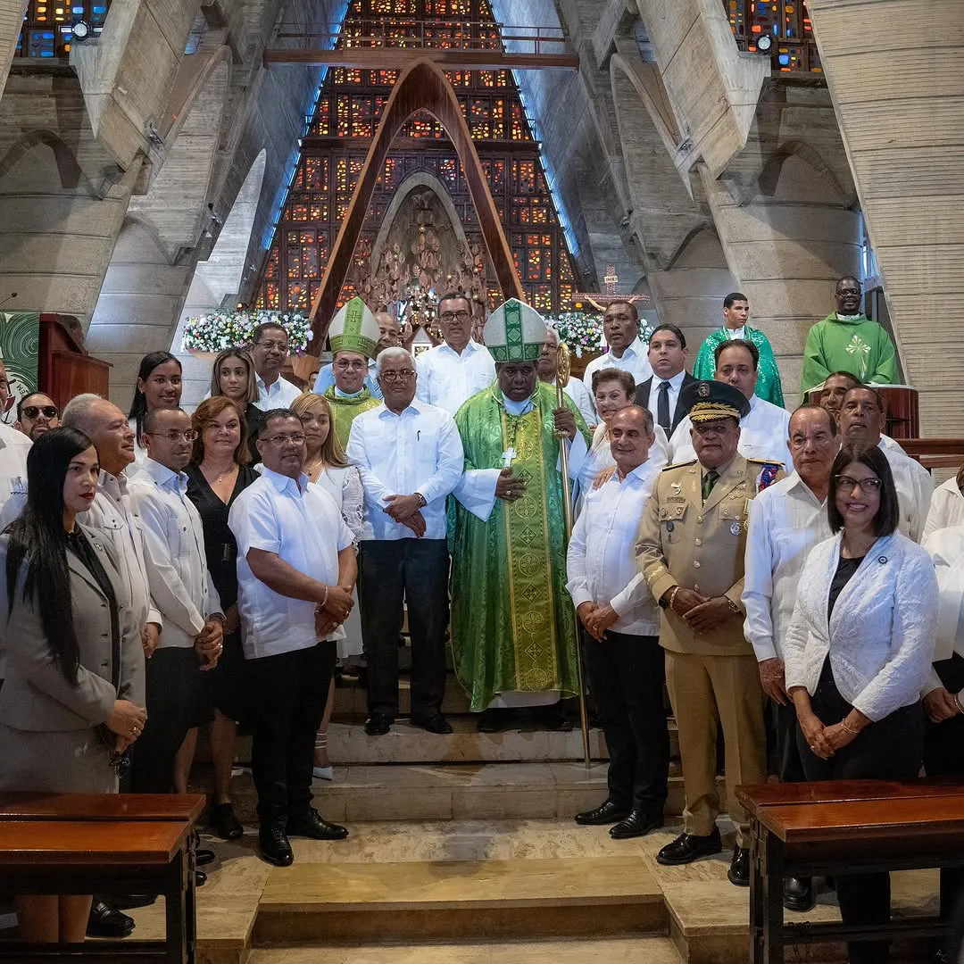 Acción de Gracias en la Basílica de Higüey   Este domingo, en una solemne eucaristía encabezada por monseñor Jesús Castro Marte, rendimos homenaje a Nuestra Señora de La Altagracia, agradeciendo por los logr (3)