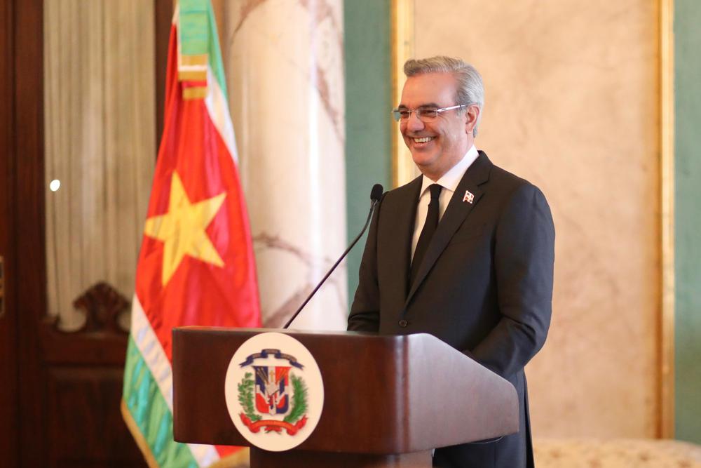 Firma convenios con Surinam