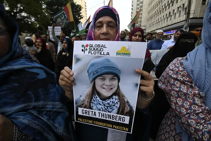 Personas-portan-una-foto-de-la-activista-climatica-sueca-y-activista-de-la-Flotilla-Global-Sumud-GSF-Greta-Thunberg
