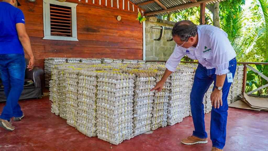 INESPRE-COMPRA-POLLOS-Y-HUEVOS-A-PRODUCTORES-DE-DAJABON-16