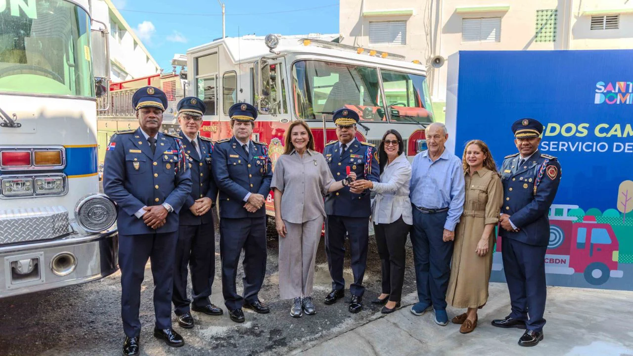 alcaldesa-carolina-mejia-entrega-dos-camiones-al-cuerpo-de-bomberos-del-dn-20261021-180028-me4s