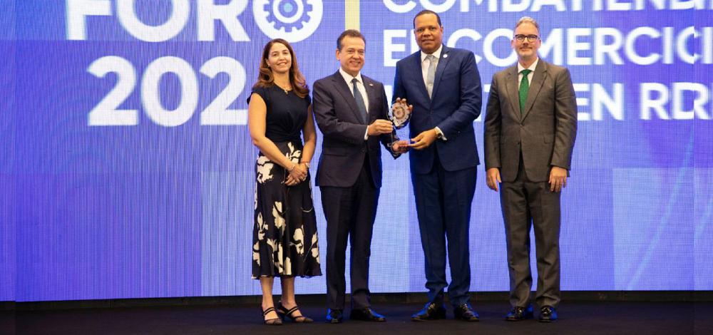 El-director-ejecutivo-de-Pro-Consumidor-Eddy-Alcantara-recibe-reconocimiento-por-directivos-de-AIRD-y-MICM
